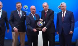 Uşak Tekstil OSB Başkanı Halil Ağaoğlu, Cumhurbaşkanı Erdoğan'dan plaket aldı