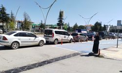 Uşak'ta hastane önünde işgal edilen durağa otobüs giremediği için vatandaş ve şoför kavga ediyor