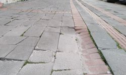 Uşak'ın Şeref Caddesi'ndeki kaldırımlar vatandaşa büyük çile yaşatıyor!