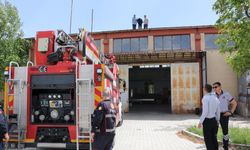 Kütahya'da çatıda yakalanan hırsızlık zanlısı itfaiye merdiveniyle indirildi