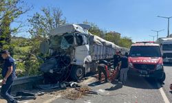 Uşak'ta 2 tır ve otomobilin karıştığı kazada 1 kişi yaralandı!