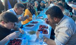 Kiraz yeme yarışmasında 10 dakikada 2 kilo 592 gram kiraz yedi!