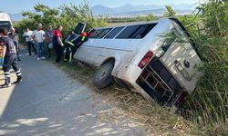 Denizli'de minibüs devrildi, 2 yaralı!