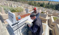 Oğullarının mezarına polis ekipleri tarafından götürüldü