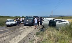 Uşak'ın Susuzören köyünde önündeki araca çarpan cip şarampole devrildi