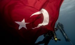 İzmir'de Jandarma teşkilatının 186'ncı yıl dönümü için su altında pankart açıldı