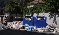 İzmir'de düzenli maaş alamayan belediye işçileri iş bıraktı