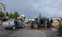 Uşak Banaz'da karşı şeride geçen otomobil kaza yaptı, 1 kişi hayatını kaybetti