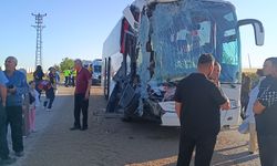 Afyonkarahisar'da feci kaza! Yolcu otobüsü tıra çarptı, 24 yaralı!