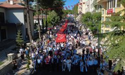 Demirci'de üniversite öğrencilerinden Türk bayraklı mezuniyet yürüyüşü