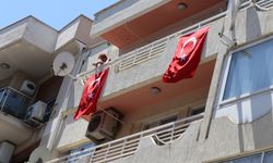 Libya'da kalp krizi sonucu Şehit düşen Pilot Albay Maden'in İzmir'deki babaevine Türk bayrağı asıldı