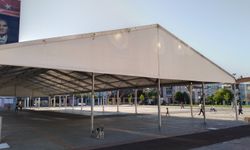 Uşak'ta Ata Park'a kurulan ve sirk çadırına benzeyen alışveriş şenliği Temmuz'da da yapılabilir!