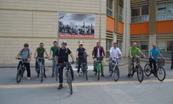 Uşaklı vatandaşa hizmet veren Opr.  Davut Mutafoğlu, kas ve eklem sağlığı için bisikleti tercih ediyor