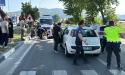 Kütahya’da karşıya geçmeye çalışan iki kız kardeşe araba çarptı