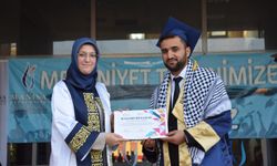 Manisa'da öğrenim gören Filistinli üniversite öğrencisi birincilikle mezun oldu