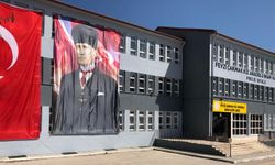 Uşak'ta yılda 10 bin TL burs, bedava öğlen yemeği ve yurtdışı gezisi imkanı sunan devlet okulu!
