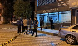 Manisa'da emlak ofisinde silahlar çekildi; Yiğit Burdur hayatını kaybetti, 3 kişi yaralandı!