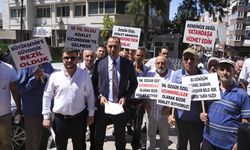 İzmir'de 2011'den beri konut bekleyen kentsel dönüşüm mağdurları açıklama yaptı