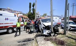 Fethiye Çatalarık kavşağında minibüs ve hafif ticari araç çarpıştı