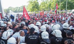 İzmir'de işten atılan işçiler Belediye Meclis Toplantısı'na girmek istedi