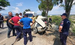 Manisa'daki otomobil ağaca çarptı; 1 ölü, 4 yaralı!
