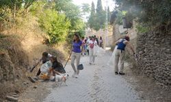 İzmir'de gönüllüler yangın riskine karşı çevre temizlik yaptı