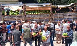 Çay'da bir hayırsever vatandaşlara bir tır karpuz dağıttı