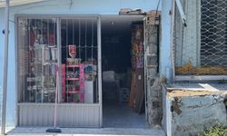 İzmir'de otomobil kontrolden çıkarak iş yerine çarptı