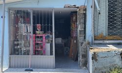 Bayraklı'da kontrolü kaybeden otomobil kırtasiyeye girdi
