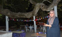 Demirci'de 2000 yıllık anıt ağacın altında odun ateşinde çay satılıyor