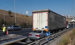İzmir'de otomobil tıra çarptı; 1 ölü, 1 yaralı!