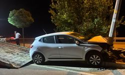 Afyonkarahisar'da otomobil direğe çarptı, 4 kişi yaralandı!