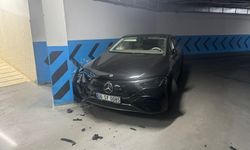 Çeşme'de valenin çarptığı lüks otomobil kullanılamaz hale geldi !