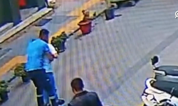 Manisa'da çocuğun hayatını Heimlich manevrası ile kurtardı !