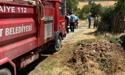 Uşak ve Gediz'in ortasındaki Göynükören'de saman balyası kaynaklı yangın dayanışmayla söndürüldü