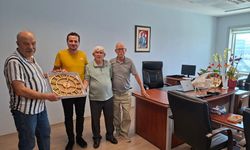 Uşak Tanıtım Gönüllüleri, Uşaklı tarihçi Prof. Dr. Mehmet Salih Erkek'e duvar saati hediye etti