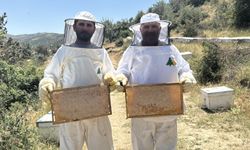 Afyonkarahisar'da baba oğlu kaliteli bal için çalışıyor