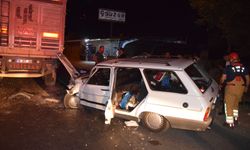 Manisa'da otomobil tıra çarptı, 2 yaralı !