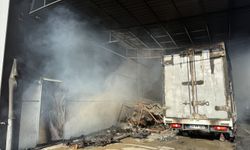 İzmir'de kamyonetten fabrikaya sıçrayan yangın söndürüldü