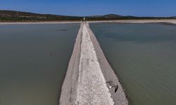 Alaçatı Kutlu Aktaş Barajının seviyesi düştü eski Çeşme yolu ortaya çıktı