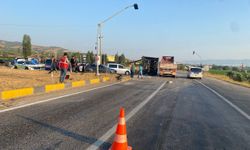 Manisa'da tır ile kamyonet çarpıştı, 2 yaralı!