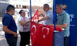 AK Parti'den vatandaşlara Türk bayrağı hediyesi