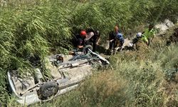 Kütahya'da otomobil  su kanalına devrildi