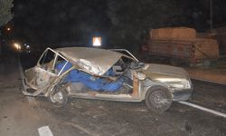 İzmir'de otomobille kamyonun çarpıştı; 1 yaralı
