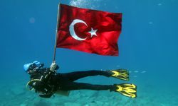 Fethiye'de Zafer Bayramı dolayısıyla deniz dibinde Türk bayrağı açtılar