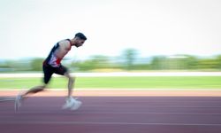 Uşak Spor Lisesi'nde atletizme başlayan görme engelli Çağatay Çelik, 2028 için çalışıyor