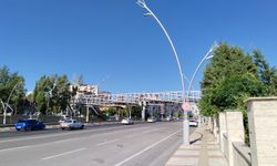 Uşak'taki yaya üst geçitlerindeki yürüyen merdiven ve asansörler düzenli olarak neden çalışmıyor?