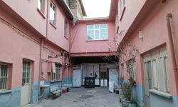 Uşak'ta en ucuz konaklama tesisi olan yılların Bayraktar Oteli yıkıldı