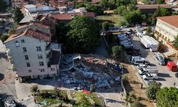Uşak, Kütahya ve Afyon'da da hissedilen depremin ardından enkaz kaldırma çalışması başladı