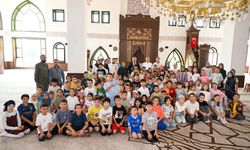 Uşak Valisi Aktaş, Hz. Ebubekir Camii'nde Kur'an öğrenen çocukları ziyaret etti